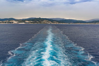 Savona açıklarındaki yolcu gemisinin deniz yüzeyindeki izleri.