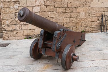 Eski tuğla duvarın yakınındaki antik top