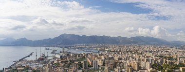 Palermo şehri manzarası ve dağdan kıyı şeridi. İtalya, Sicilya