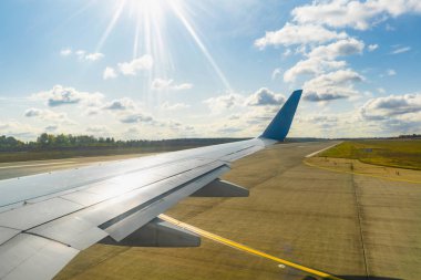 Havaalanı pistindeki uçak görüntüsü, uçak havalanıyor.