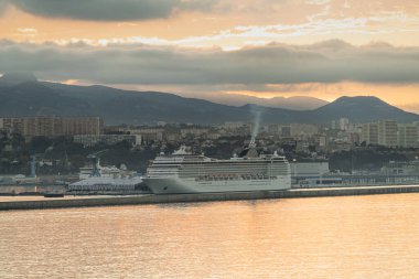 Şafakta Marsilya limanına park edilmiş bir yolcu gemisi. Fransa