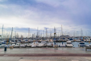 Palma de Mallorca, yat ile marina silueti. İspanya