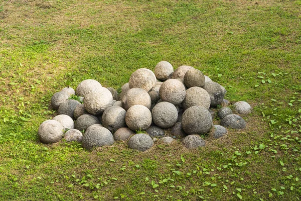 Pile Old Cannonballs Green Grass — Stock Photo, Image