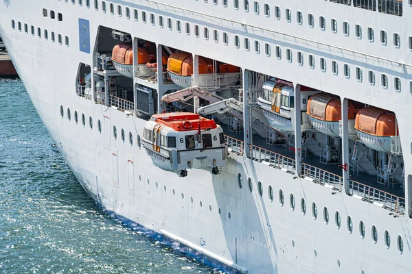 Рятувальні Човни Круїзному Кораблі — стокове фото