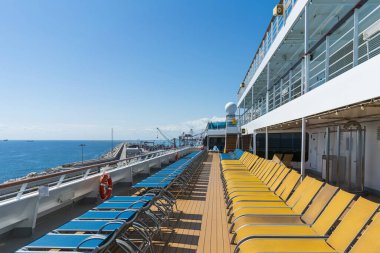 Bir yolcu gemisinin güvertesinde güneşlik.