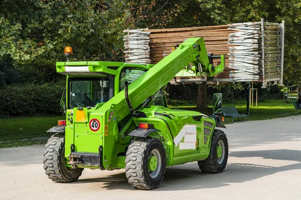 Teleskopik kontrolör, yolda yük taşıyan bir forklift.
