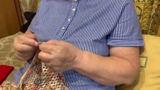 Close Hands Elderly Woman Who Crochets Beautiful Openwork Scarf — Stock Video