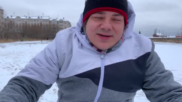 Nahaufnahme Eines Jungen Mannes Auf Den Schultern Der Winter Mit — Stockvideo