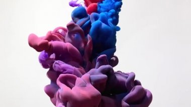 Kırmızı, mavi ve mor suluboya mürekkepler suda güzel döner. Beyaz arka planda güçlü boya patlaması. Akrilik mürekkebin düzgün hareketi. Şaşırtıcı stil soyut trend arkaplanı.