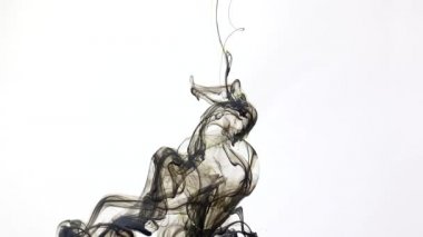 Şık bir arka plan. Soyut arkaplan. Beyaz arka planda siyah ve sarı suluboya mürekkep. Akrilik mürekkebin düzgün hareketi. İnanılmaz trend arkaplanı.