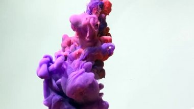 Soyut arkaplan. Şık bir arka plan. Kırmızı-pembe ve mor suluboya mürekkepler suda güzel döner. Beyaz arkaplandaki akrilik mürekkebin pürüzsüz hareketi.