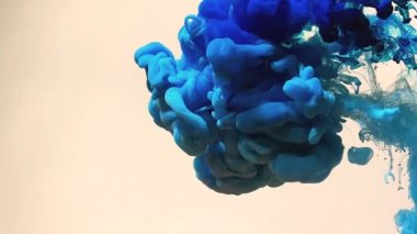 Mavi su soyut arka plan. Şık bir arka plan. Mavi suluboya mürekkep suda çok güzel kıvrılır. Beyaz arkaplandaki akrilik mürekkebin pürüzsüz hareketi.