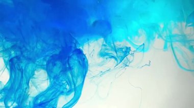 Mavi duman. Soyut mavi deniz geçmişi. Şık bir arka plan. Beyaz arka planda mavi suluboya mürekkep. Akrilik mürekkebin düzgün hareketi. İnanılmaz trend arkaplanı.