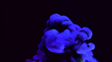 Hayalet mavi soyut arkaplan. Modern bir arka plan. Havalı trend ekran koruyucu. Siyah arka planda suluboya mürekkep. Renklerin güçlü patlaması.