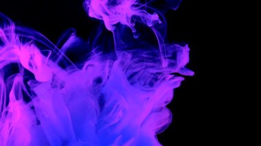 Hayalet mavi soyut arkaplan. Modern bir arka plan. Havalı trend ekran koruyucu. Siyah arkaplanda mavi ve pembe suluboya mürekkep. Renklerin güçlü patlaması.