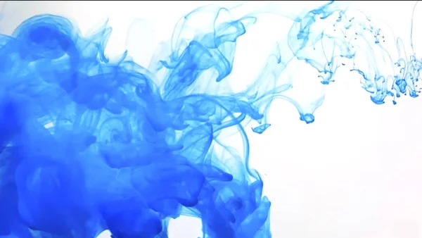 Vodový inkoust ve vodě. Modrá voda abstraktní pozadí. — Stock fotografie