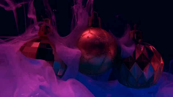 美しいクリスマスの背景に輝く黄金のクリスマスボール 青と赤の水彩水にインク スタイリッシュなモダンな抽象的な背景 クールなトレンドのスクリーンセーバー — ストック動画