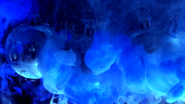 Trois boules de Noël argentées brillantes sur fond bleu foncé. Fond élégant espace moderne. Encre aquarelle dans l'eau. Nouvelle année concept arrière-plan. Cool économiseur d'écran tendance .