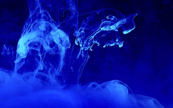 水の中の水彩インク。美しい空間青抽象的な背景 — ストック写真