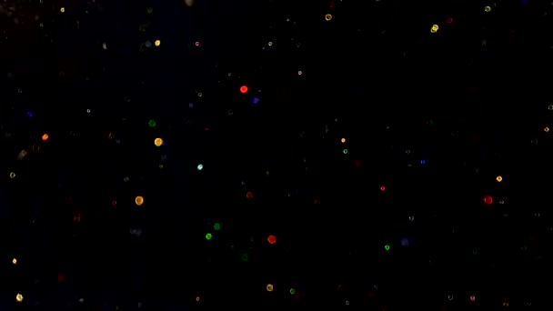多色の光沢のある輝くボケと抽象的な背景 色のボケの輝きの粒子は ほこりが輝きます 異なるサイズのボケの光の飛行とちらつき粒子 — ストック動画