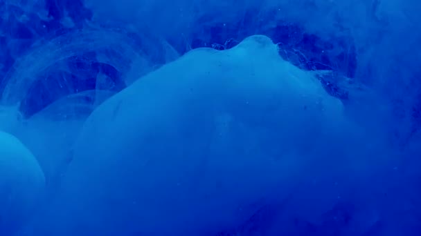 スローモーションビデオ青の抽象的な背景 青い水彩水にインク 冬の背景 幻想的な空間背景 — ストック動画