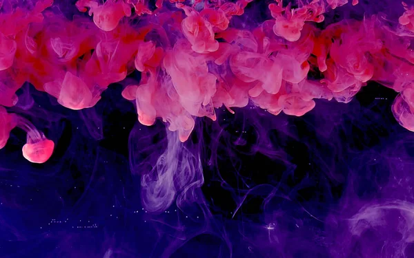 Akvarellbläck i vatten. Magiskt scharlakansrött utrymme abstrakt bakgrund — Stockfoto