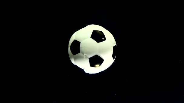 Der Fußballball Dreht Sich Auf Einem Schwarzen Sternenhintergrund Seine Achse — Stockvideo