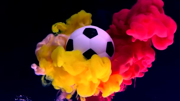 Pelota Fútbol Sobre Fondo Ardiente Tinta Amarilla Roja Naranja Agua — Vídeos de Stock