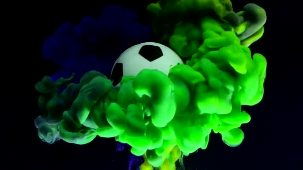 Piłka Nożna Kosmicznym Tle Żółty Zielony Fioletowy Tusz Wodzie Czarnym — Wideo stockowe