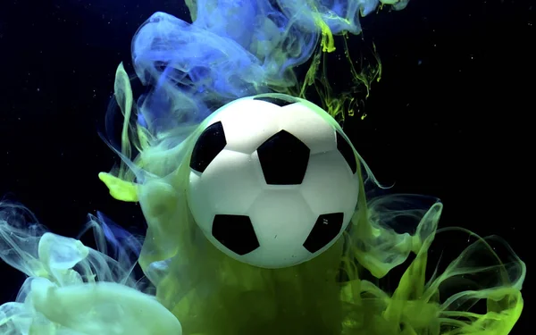 Ballon de football sur un fantastique fond bleu et vert . — Photo