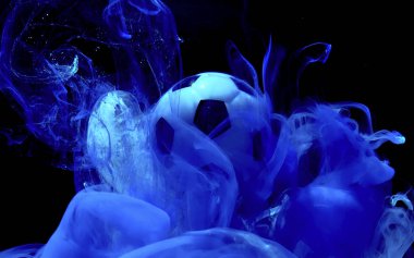 Hayalet mavi bir arkaplanda futbol topu. 