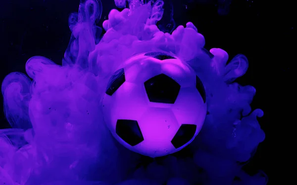 Ballon de football sur fond bleu et violet espace incroyable . — Photo