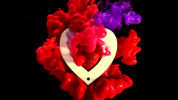 白色的木制心脏 中心有一颗闪亮的红心 有着惊人的空间背景 情人节的概念二月十四日 黑色底色上的红色和紫色墨水 — 图库视频影像