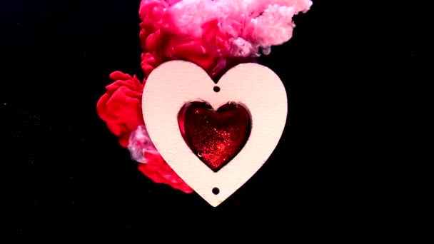 白色的木制心脏 中心有一颗闪亮的红心 背景奇异 情人节的概念二月十四日 黑色底色上的红粉水墨 — 图库视频影像