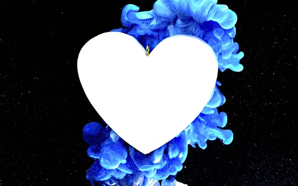 Grand coeur blanc sur un beau fond bleu et noir . — Photo