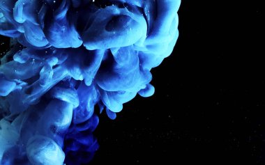  Siyah arkaplanda mavi ve beyaz suluboya mürekkep. 