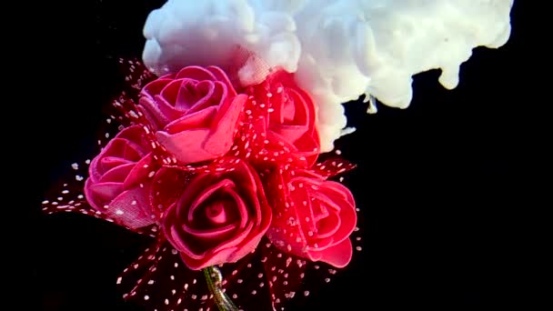 慢动作视频美丽的婚礼花束红玫瑰和白色水彩墨水在水中的黑色背景 三月八日国际妇女节的概念 雾中的玫瑰 — 图库视频影像