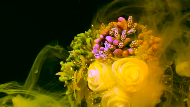 黄色の霧の中で白いバラ ライラックと緑の花の結婚式の花束 黒い背景に水の中に黄色の水彩インク 3月8日の国際女性デーのコンセプト — ストック動画