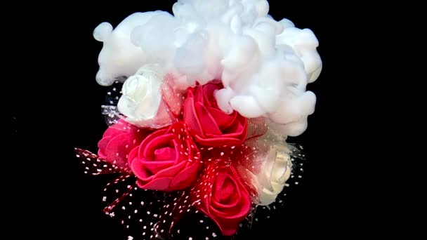 慢镜头 一束红白相间的玫瑰和白色水彩墨水在黑色背景的水中慢镜头 三月八日国际妇女节的概念 雾中的玫瑰 — 图库视频影像