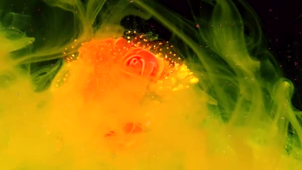喜庆的婚礼花束粉红色的玫瑰和白色的花在火热的背景 黄色水彩油墨在黑色底色的水中 三月八日国际妇女节的概念 — 图库视频影像
