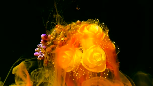 美丽的婚礼花束 白玫瑰和紫丁香花 橙色水彩油墨在黑色底色的水中 三月八日国际妇女节的概念 雾中的玫瑰 — 图库视频影像