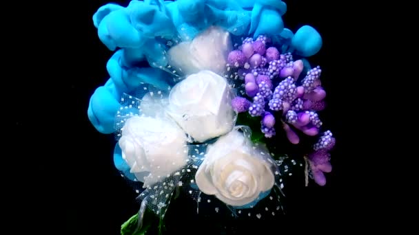 Bouquet de mariage festif de roses blanches et de fleurs lilas. Encre aquarelle bleue et blanche dans l'eau sur fond noir. Concept pour la Journée internationale de la femme le 8 mars .