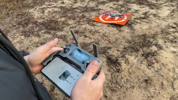 Jeune Homme Essaie Contrôler Drone Grâce Une Télécommande Premier Lancement — Video