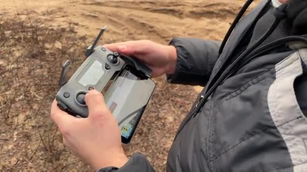 Ein Junger Mann Steuert Eine Drohne Fernbedienung Start Eines Unbemannten — Stockvideo