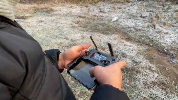 Mladý Muž Ovládá Dron Přes Dálkové Ovládání Spuštění Bezpilotního Vzdušného — Stock video
