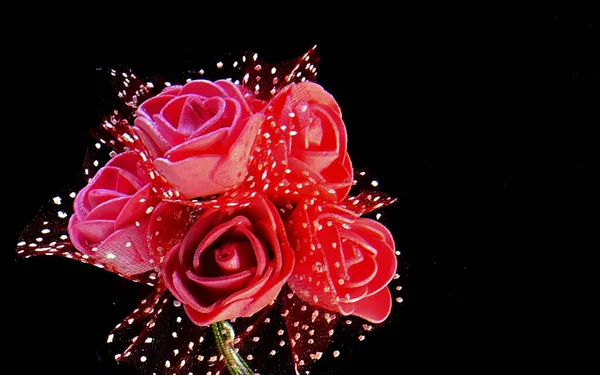 Belo buquê de casamento de rosas vermelhas em um fundo preto . — Fotografia de Stock