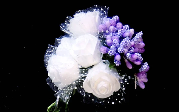Buquê de casamento de rosas brancas e flores lilás . — Fotografia de Stock