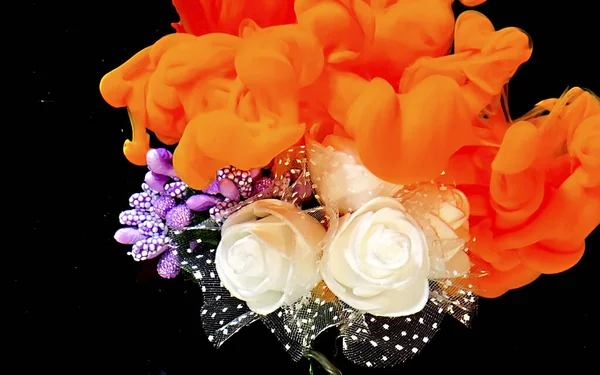 Belo buquê de casamento de rosas brancas e flores roxas . — Fotografia de Stock