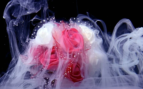Bellissimo bouquet da sposa di rose rosse e bianche nella nebbia . — Foto Stock