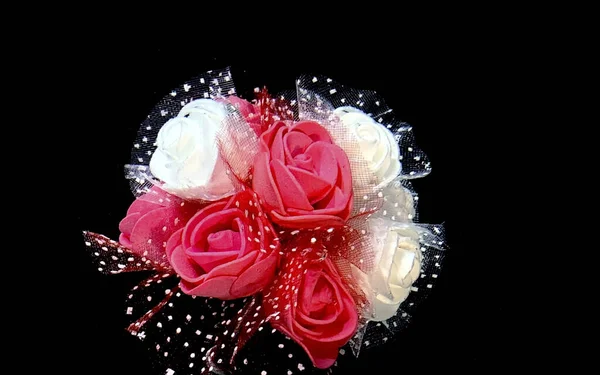 Beautiful wedding bouquet of red and white roses on black backgr — Stock Photo, Image